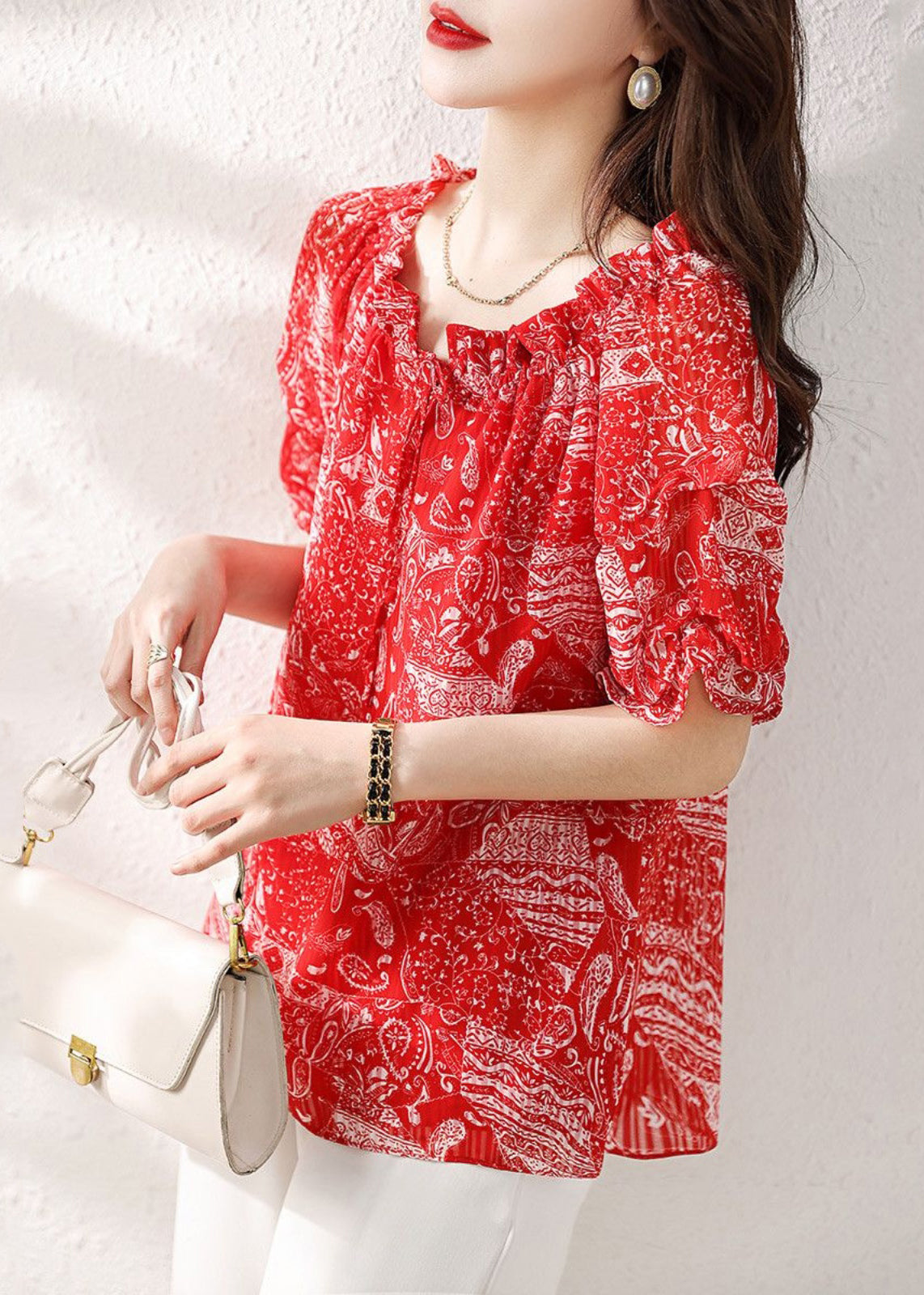 Well Tailored Top with a Graceful Silhouette