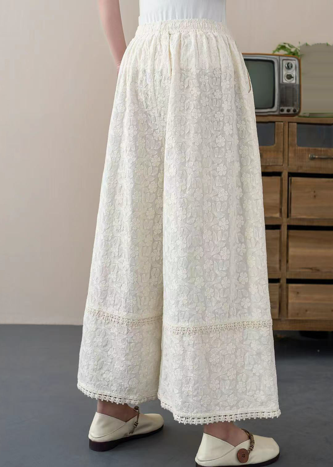 Well Tailored Trousers with a Graceful Silhouette