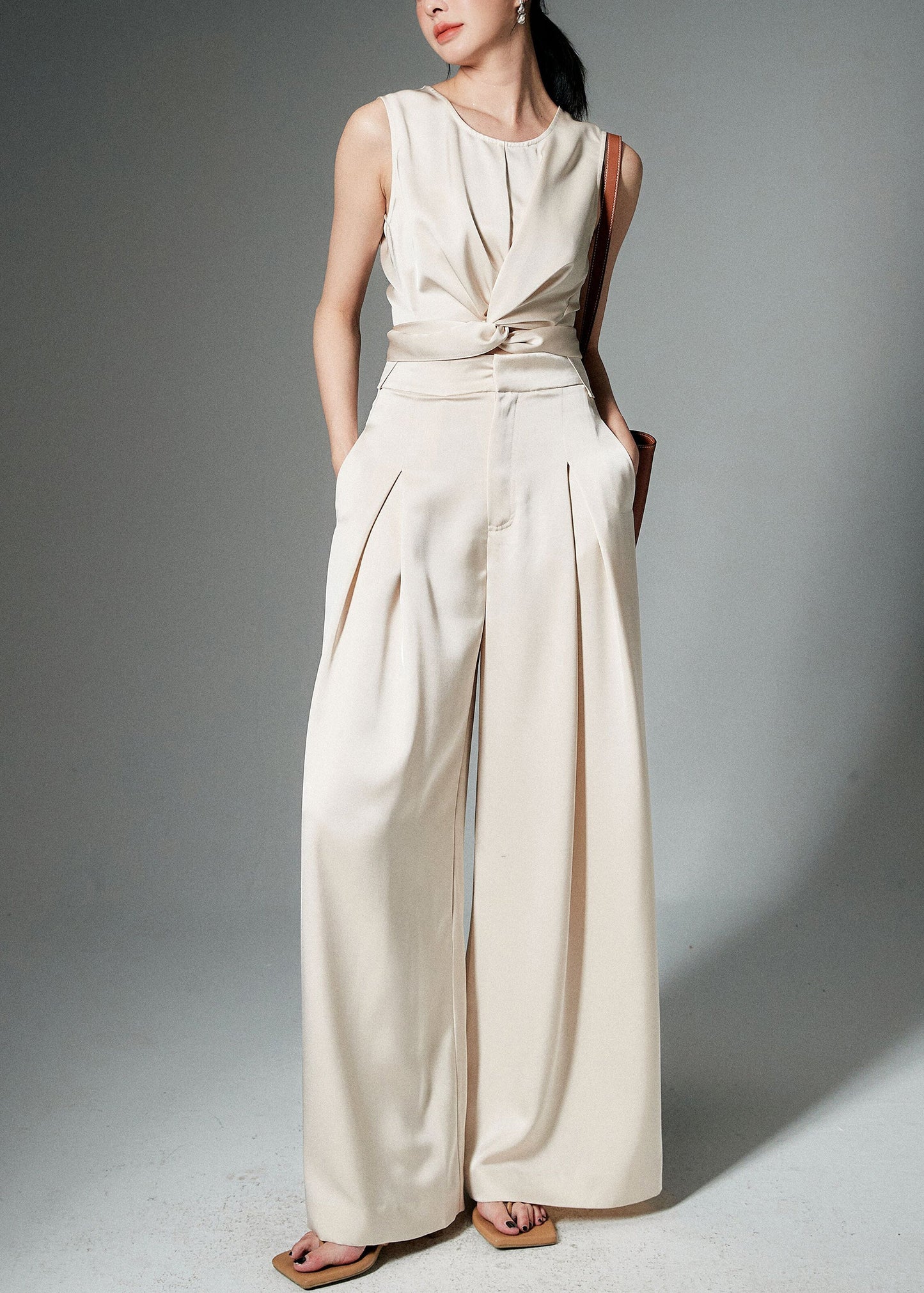 Effortlessly Elegant Pants with a Timeless Design