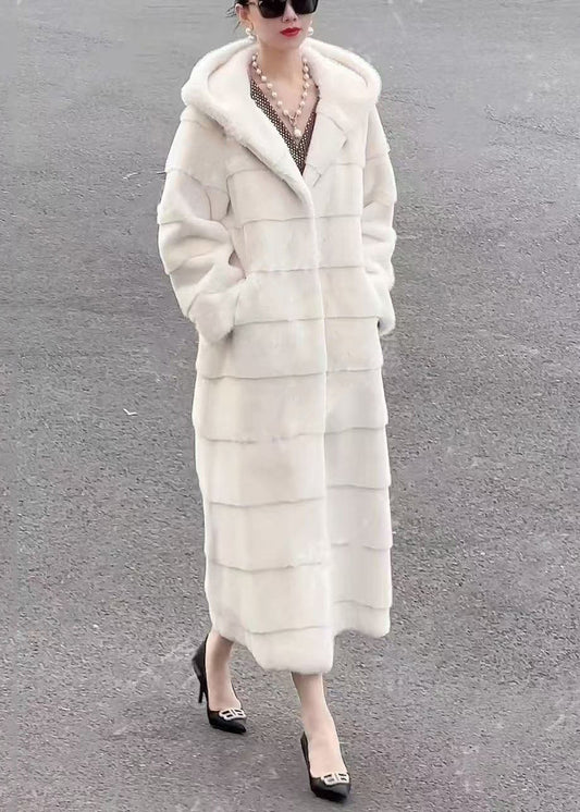 Well Tailored Coat with a Graceful Silhouette