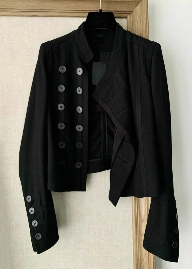 Well Tailored Coat with a Graceful Silhouette