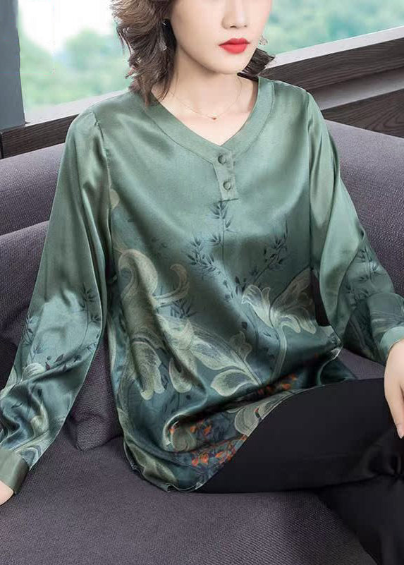 Effortlessly Elegant Top with a Timeless Design