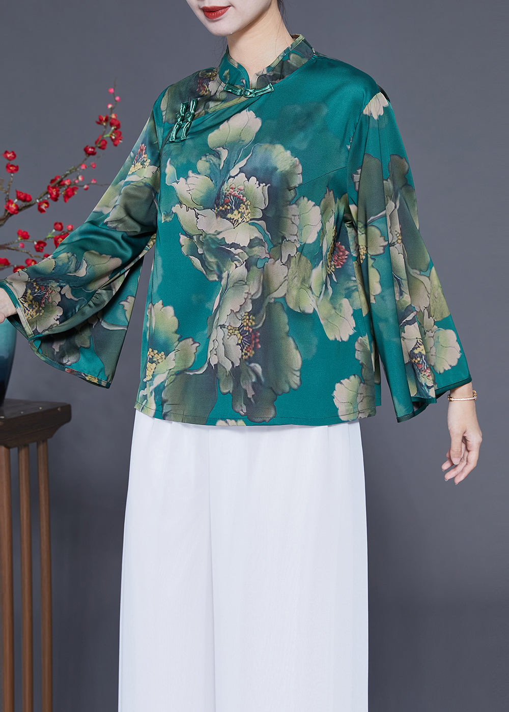Well Tailored Top with a Graceful Silhouette
