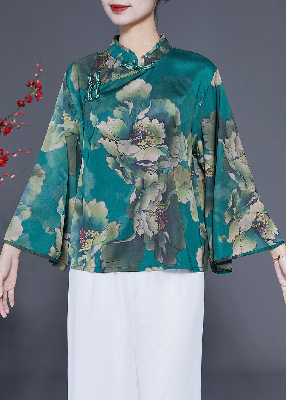 Well Tailored Top with a Graceful Silhouette
