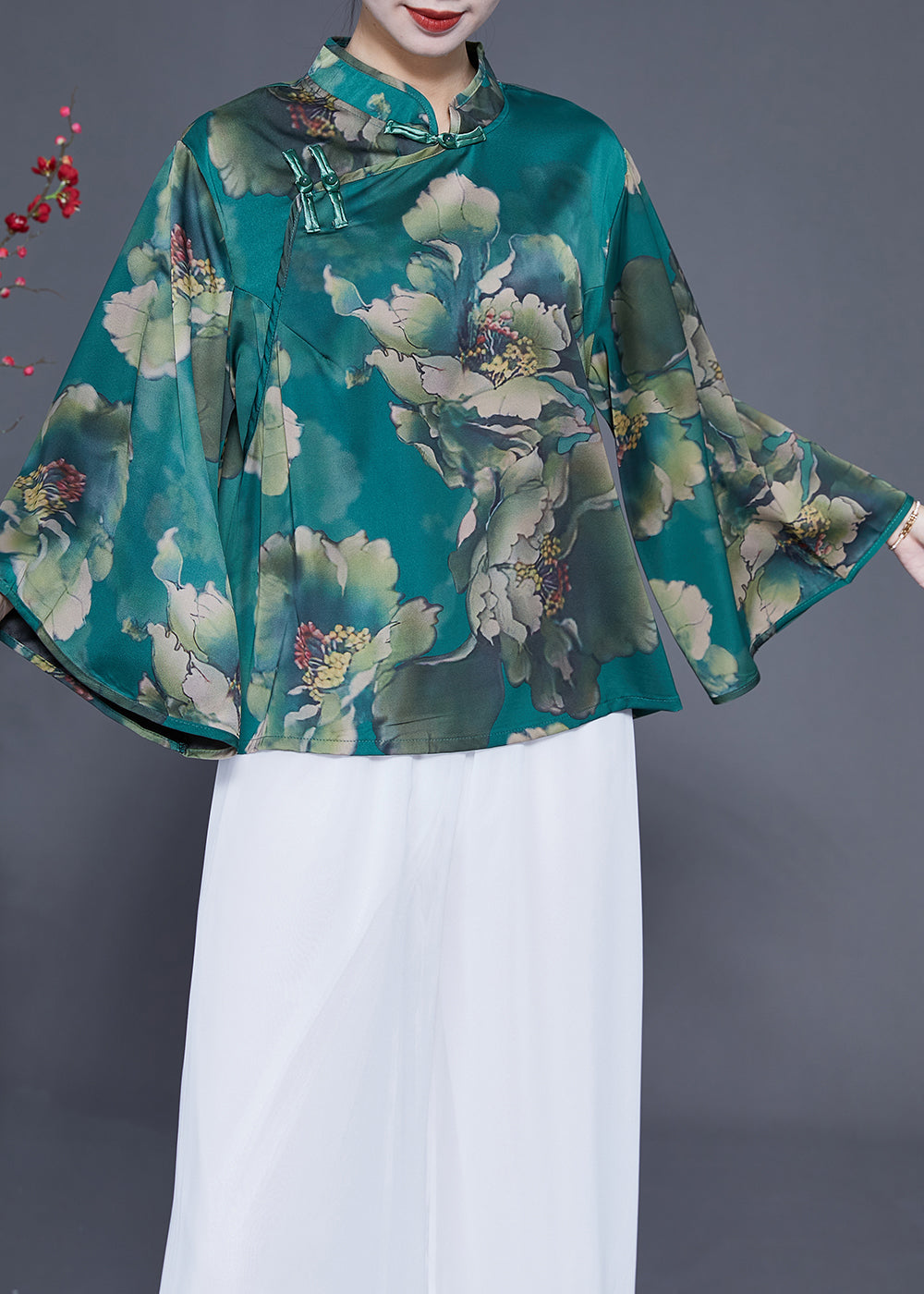 Well Tailored Top with a Graceful Silhouette