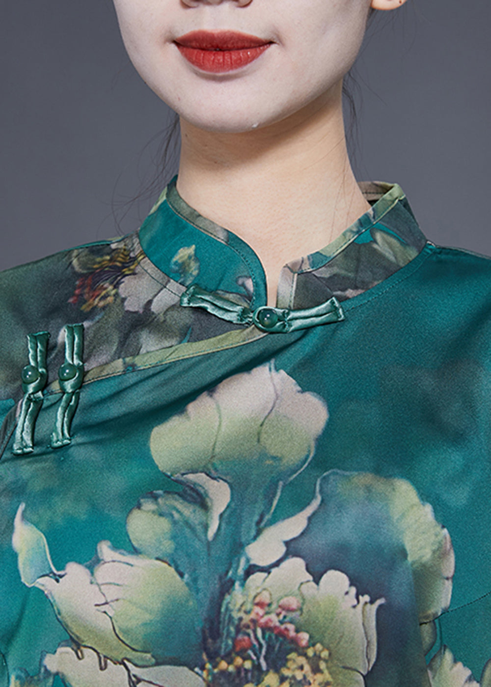 Well Tailored Top with a Graceful Silhouette