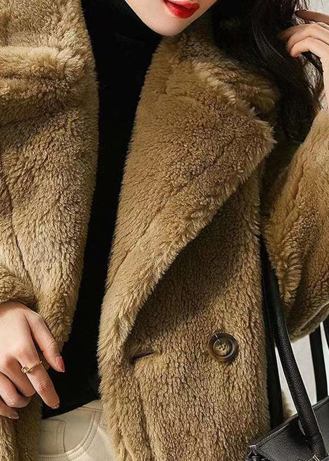Well Tailored Coat with a Graceful Silhouette