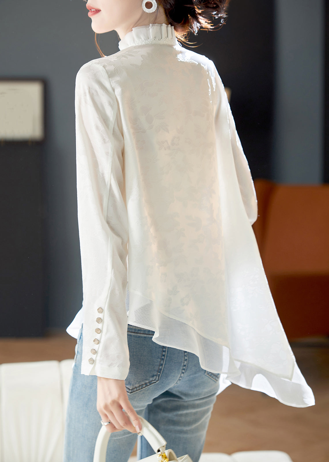 Well Tailored Shirt with a Graceful Silhouette