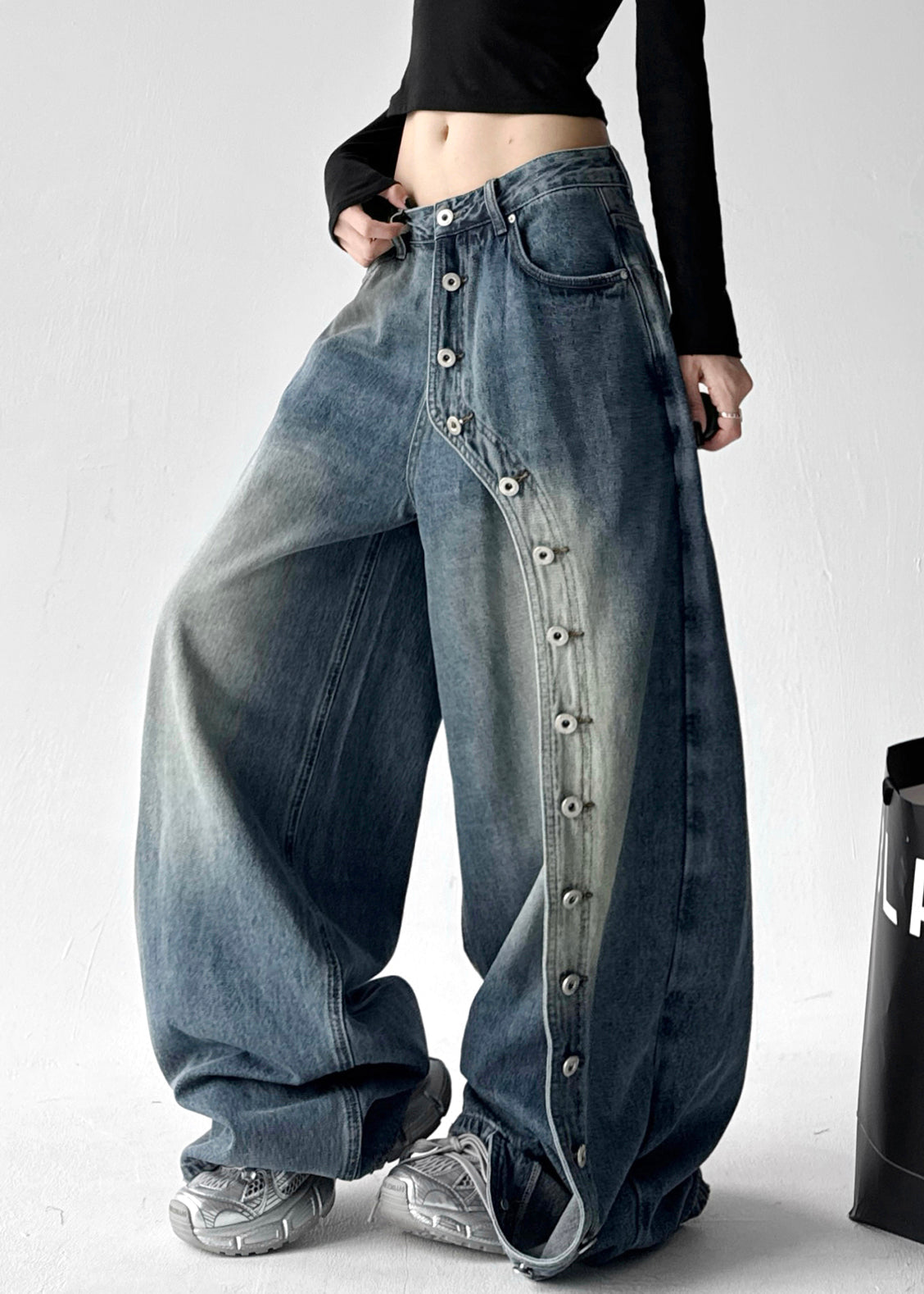 Effortlessly Elegant Pants with a Timeless Design