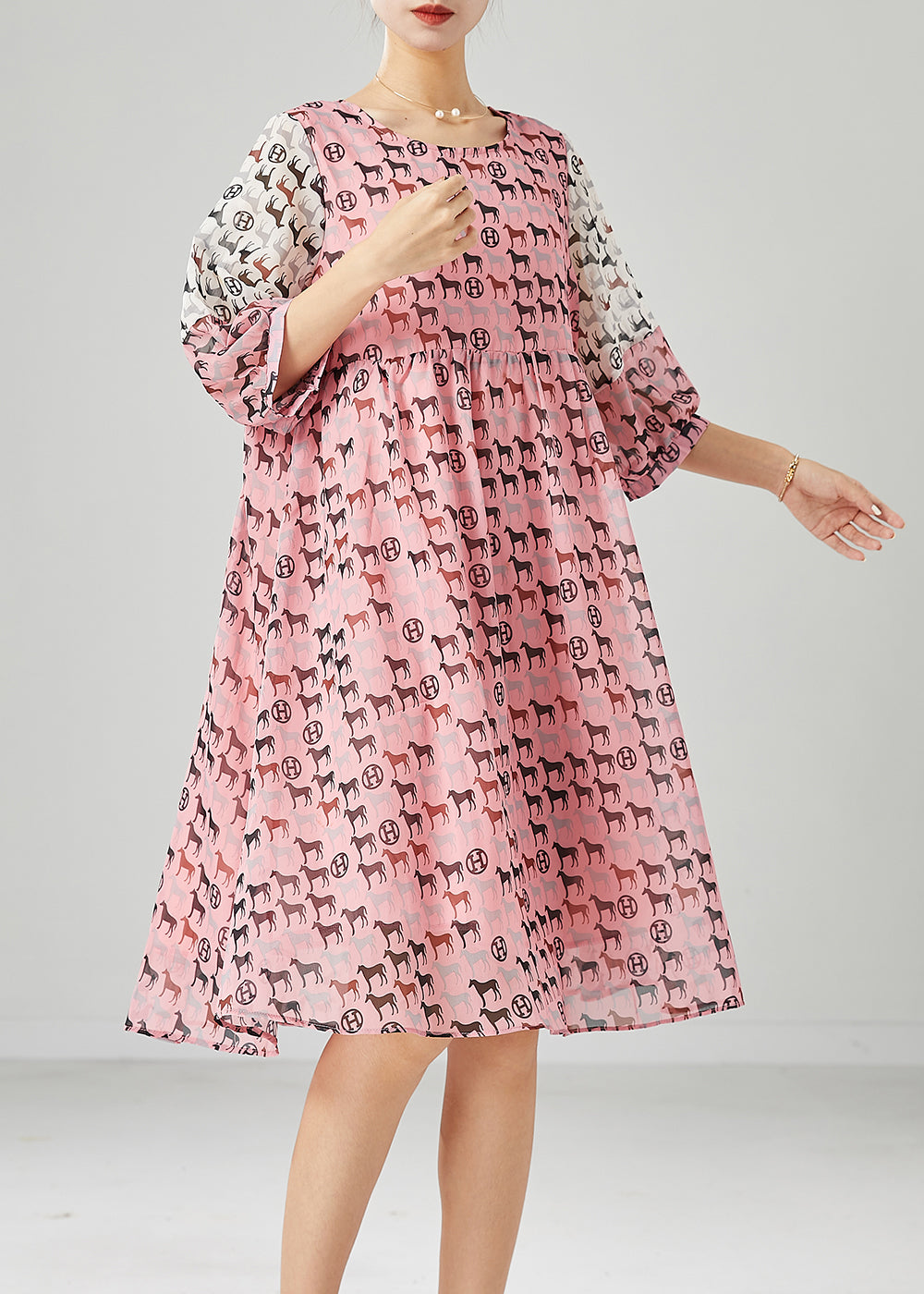 Effortlessly Elegant Dress with a Timeless Design