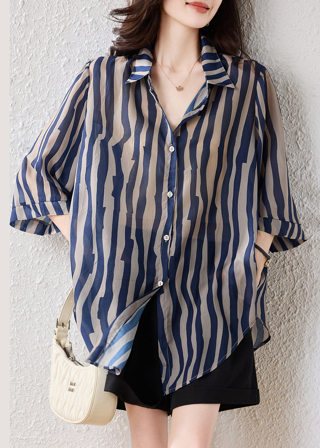 Effortlessly Elegant Blouse with a Timeless Design