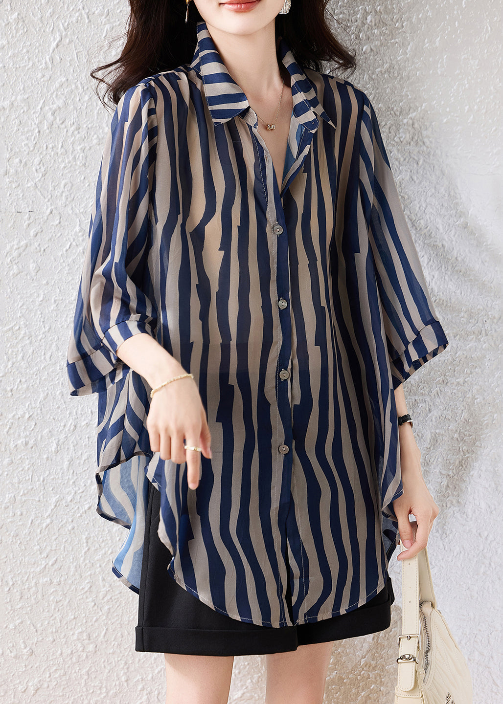 Effortlessly Elegant Blouse with a Timeless Design