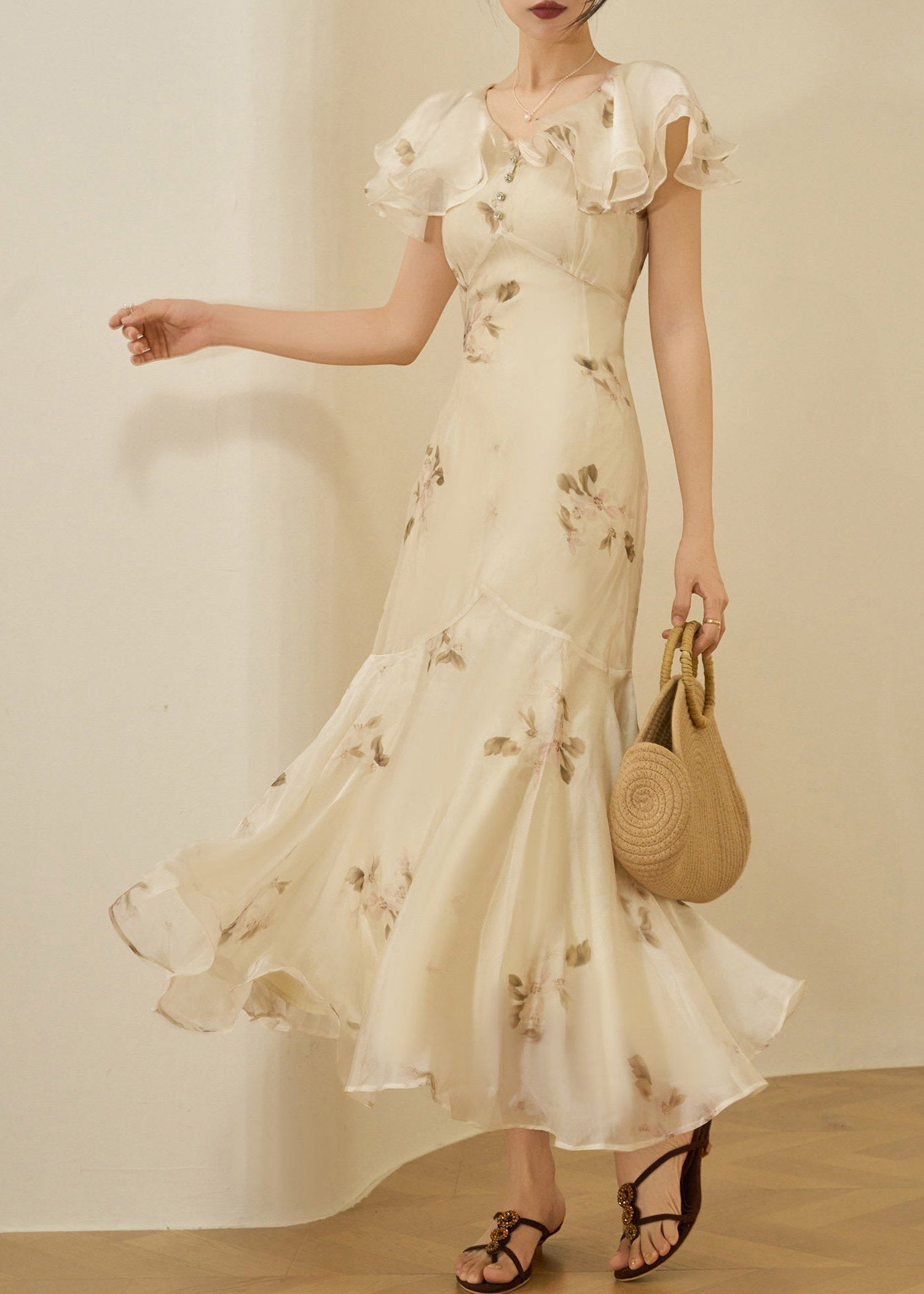 Effortlessly Elegant Dress with a Timeless Design