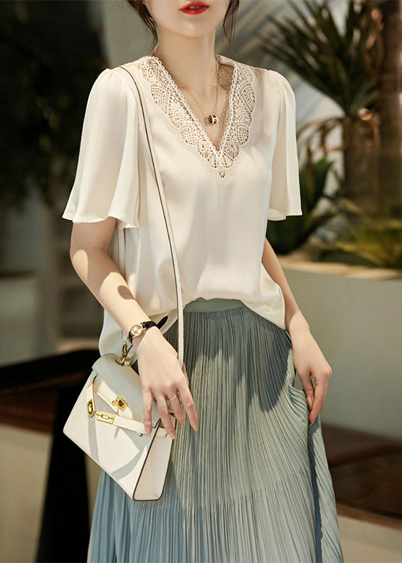 Classic Vintage Blouse with a Flattering Fit