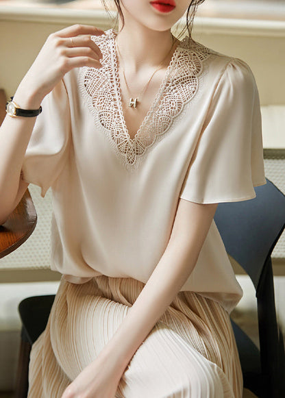 Classic Vintage Blouse with a Flattering Fit