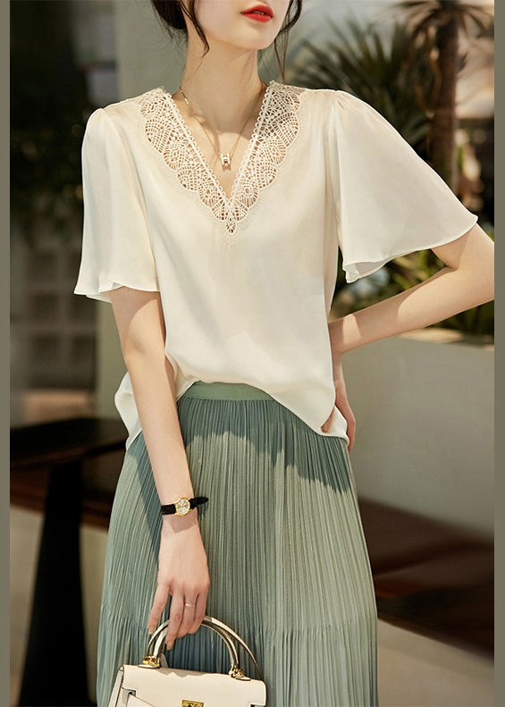 Classic Vintage Blouse with a Flattering Fit