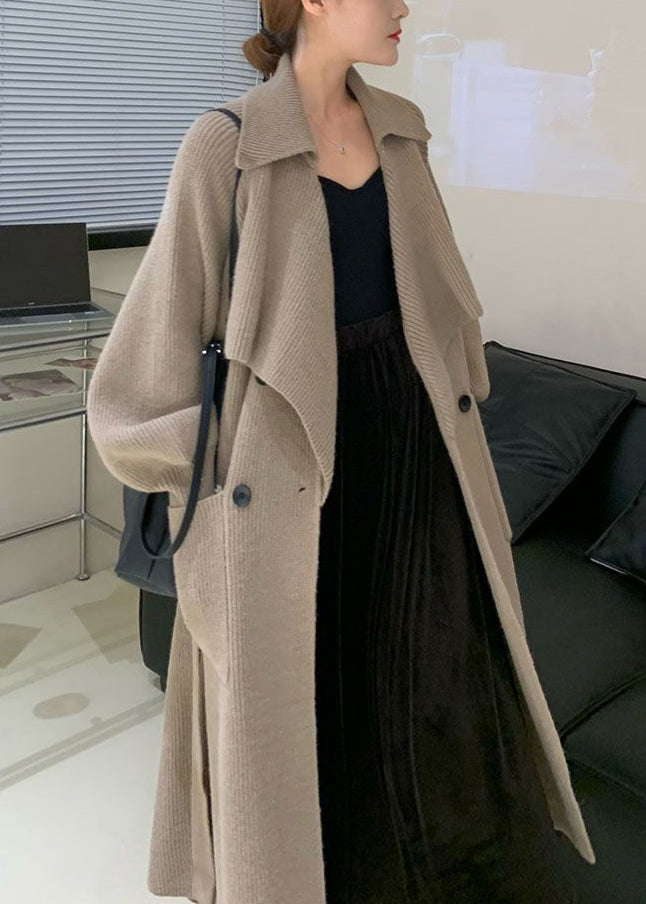 Well Tailored Coat with a Graceful Silhouette