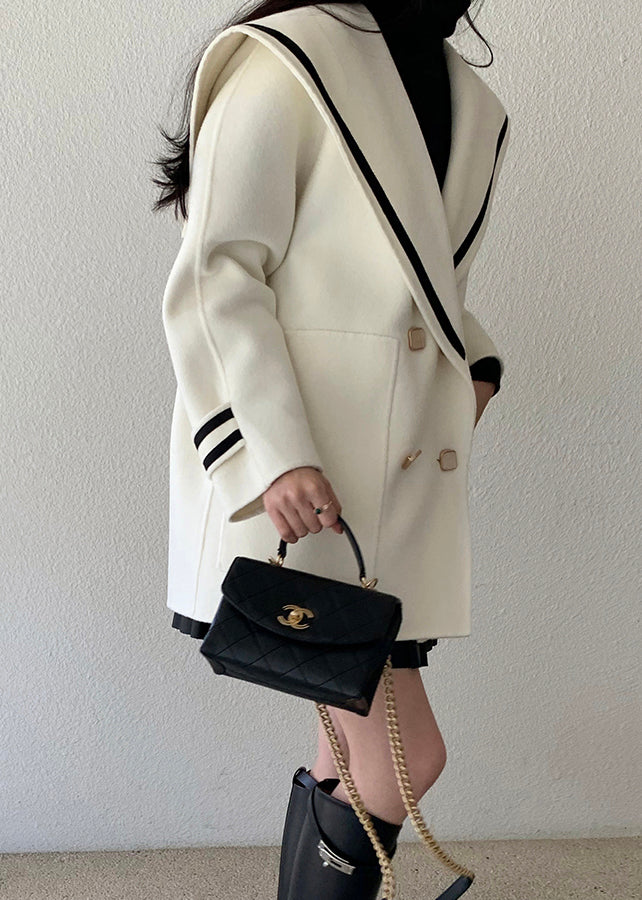 Effortlessly Elegant Coat with a Timeless Design