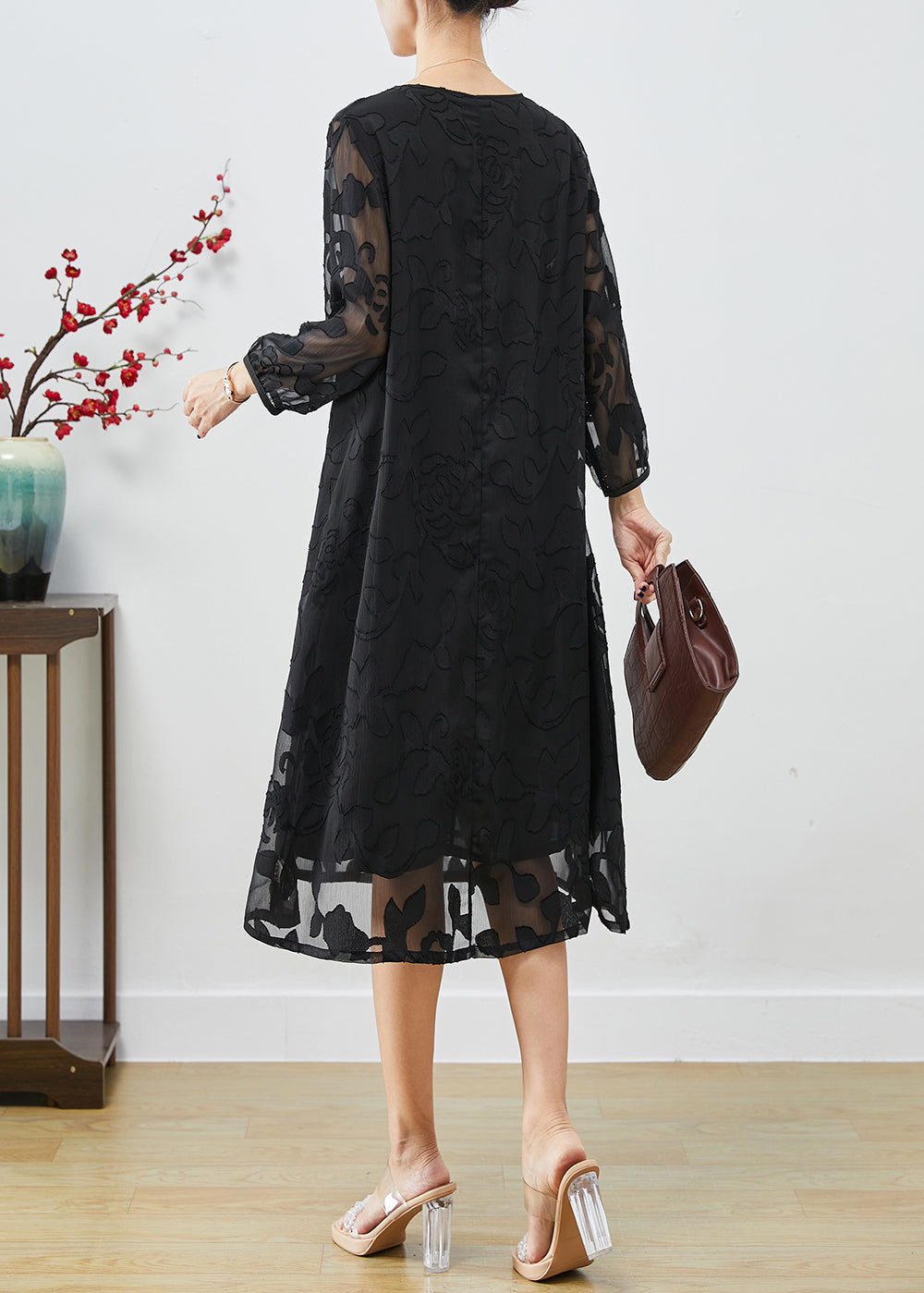 Beautifully Finished Dress in a Timeless Design