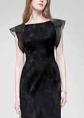Beautifully Finished Dress in a Timeless Design