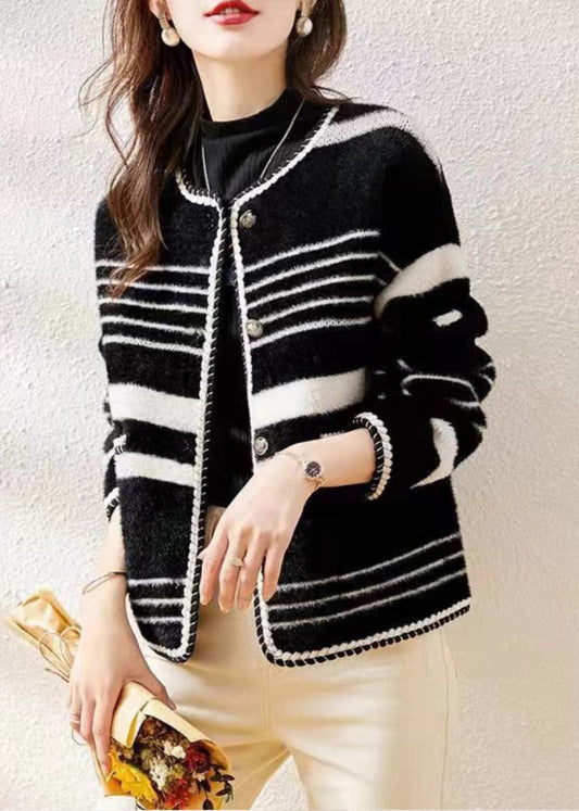 Effortlessly Elegant Coat with a Timeless Design