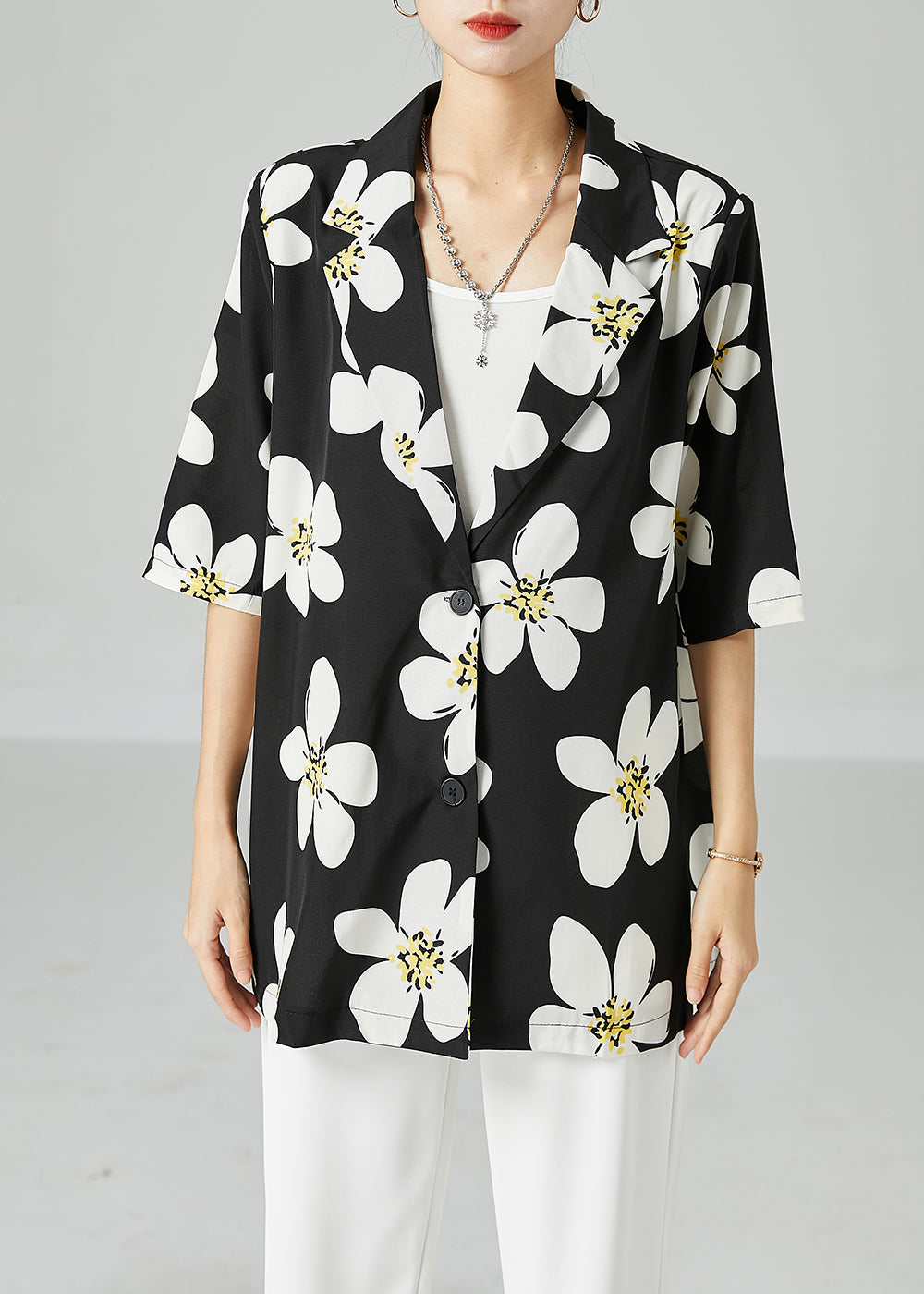 Well Tailored Blouse with a Graceful Silhouette