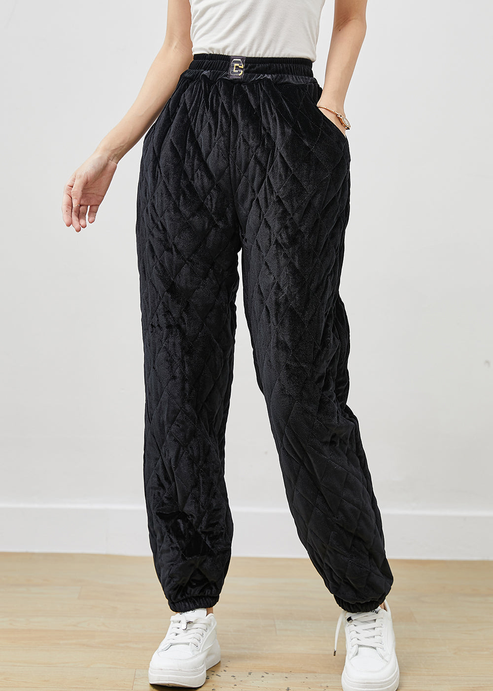Effortlessly Elegant Pants with a Timeless Design