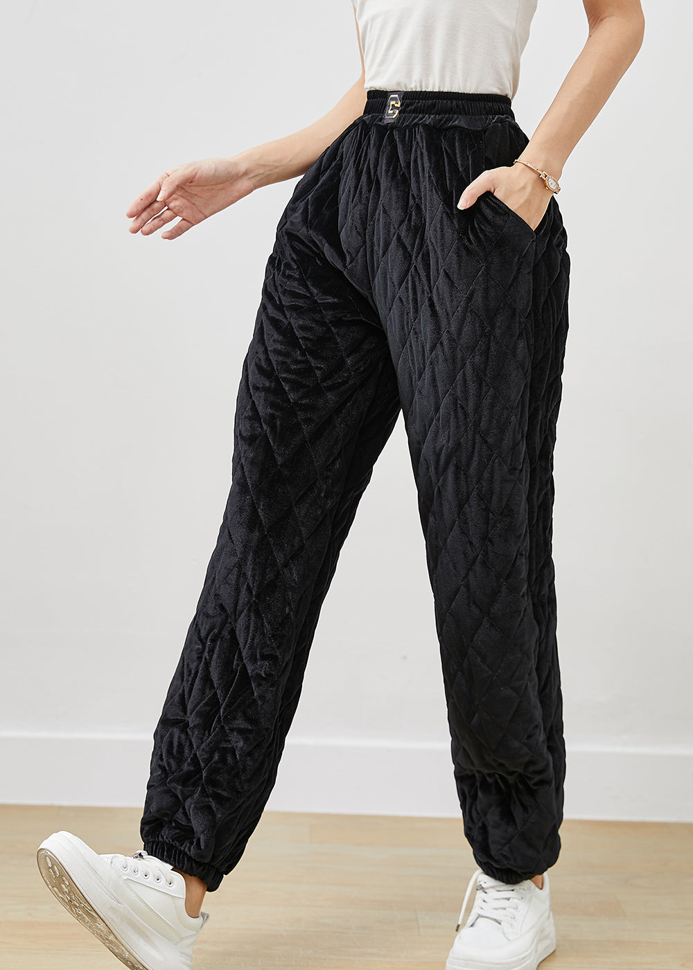 Effortlessly Elegant Pants with a Timeless Design