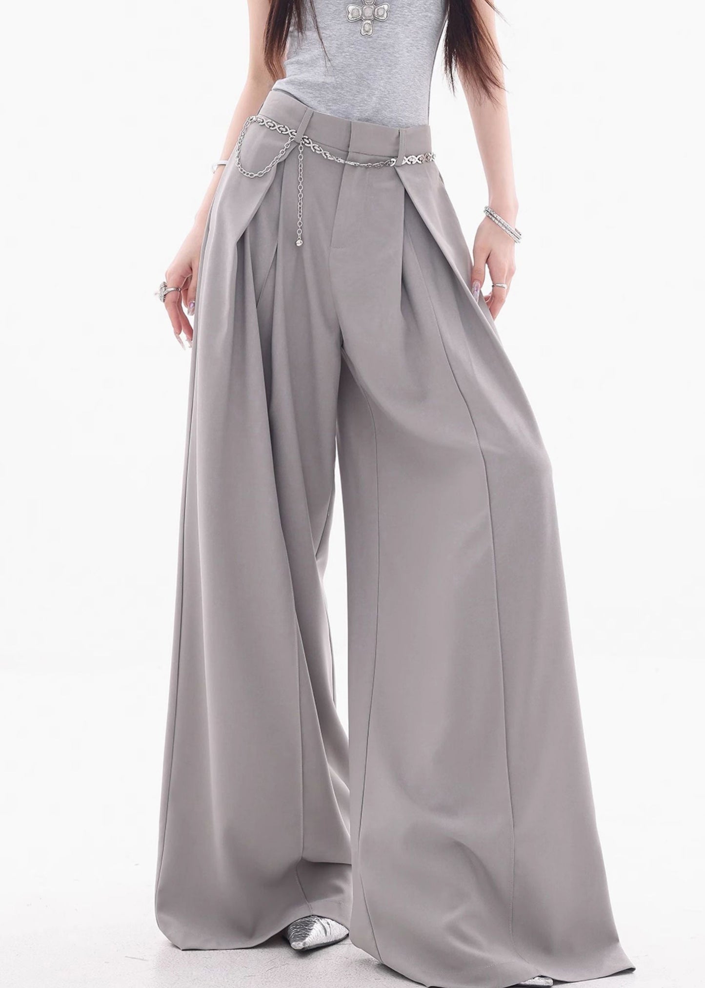 Well Tailored Pants with a Graceful Silhouette