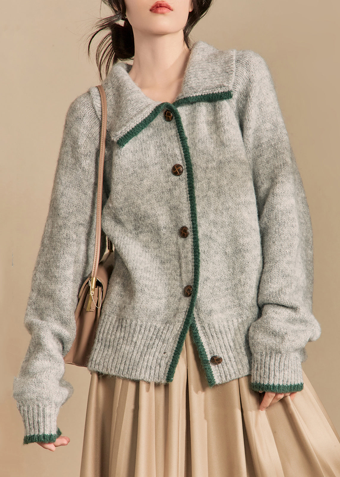 Effortlessly Elegant Cardigan with a Timeless Design