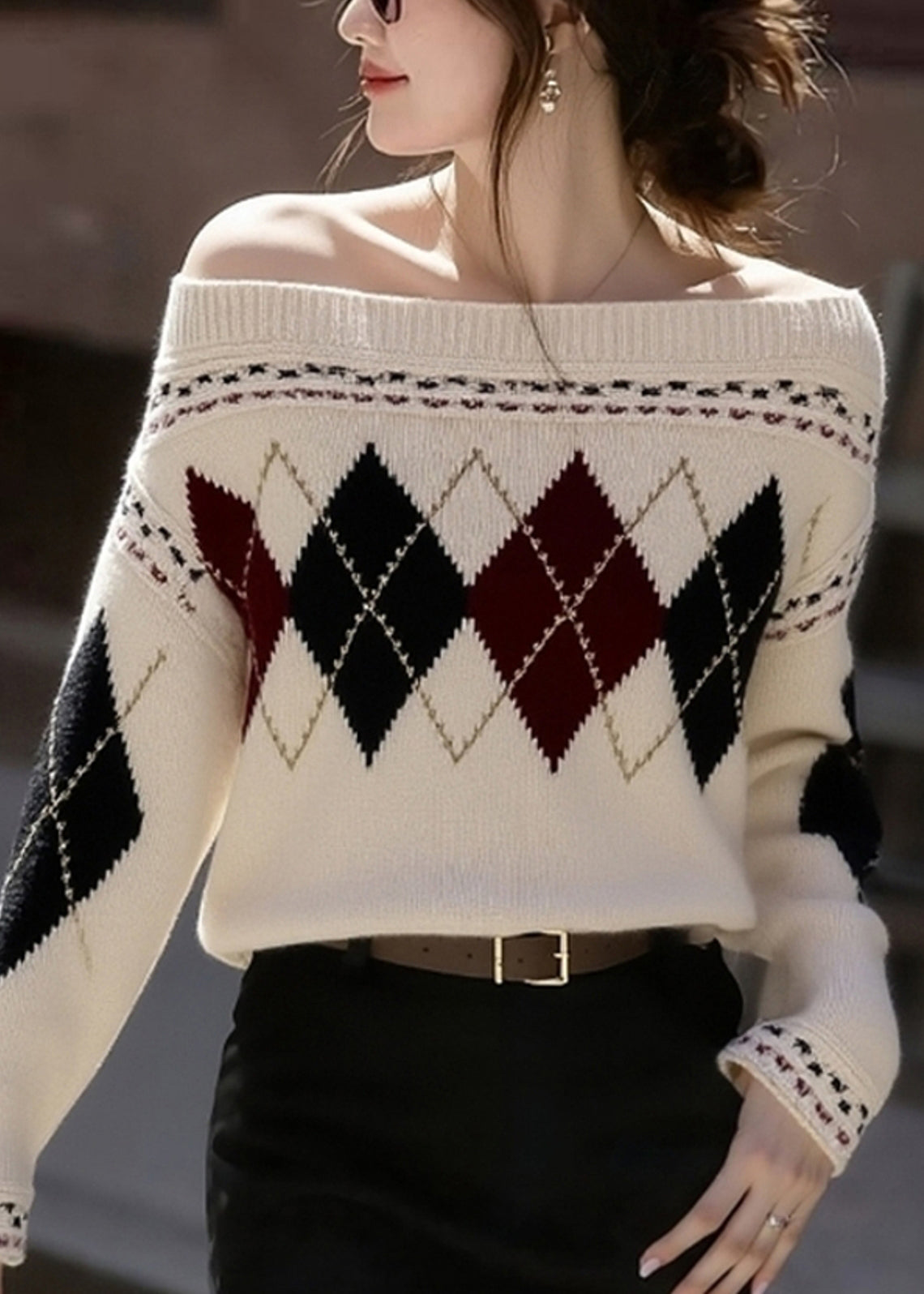 Well Tailored Sweater with a Graceful Silhouette