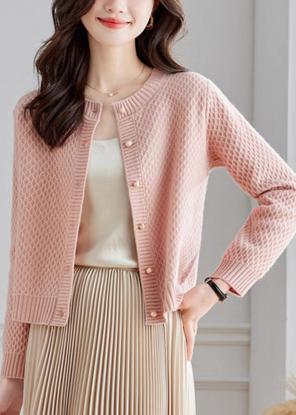 Well Tailored Cardigan with a Graceful Silhouette