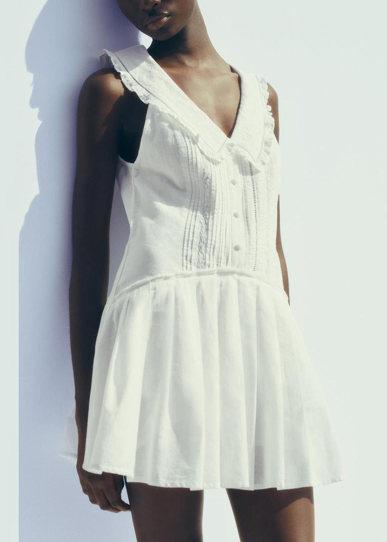 Effortlessly Elegant Dress with a Timeless Design