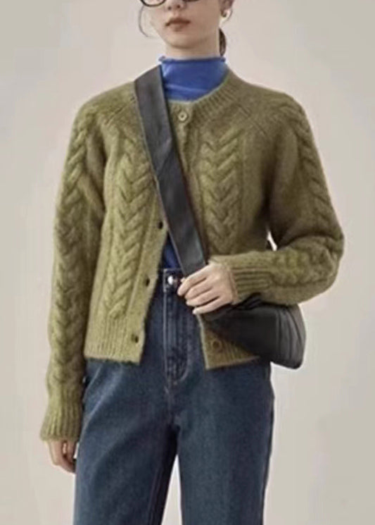 Well Tailored Sweater with a Graceful Silhouette
