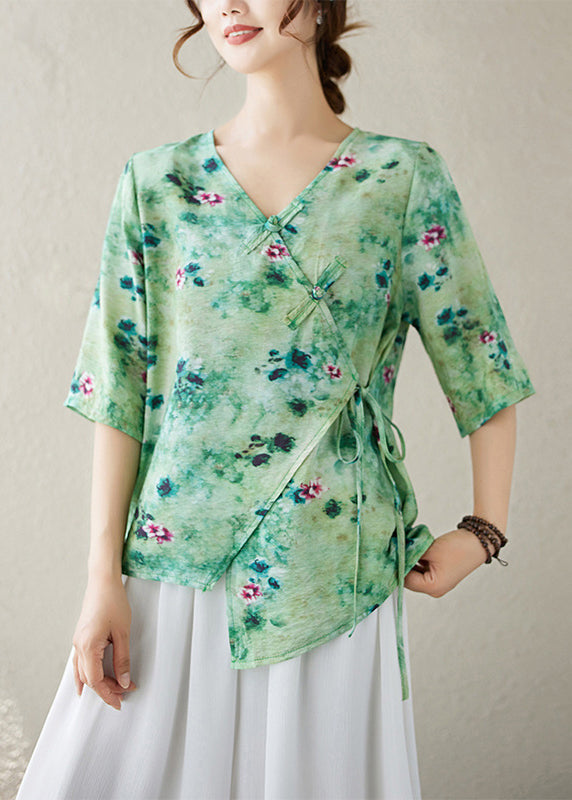 Classic Vintage Blouse with a Flattering Fit
