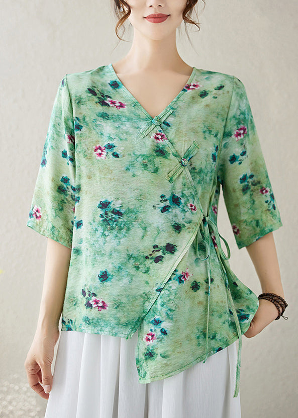 Classic Vintage Blouse with a Flattering Fit
