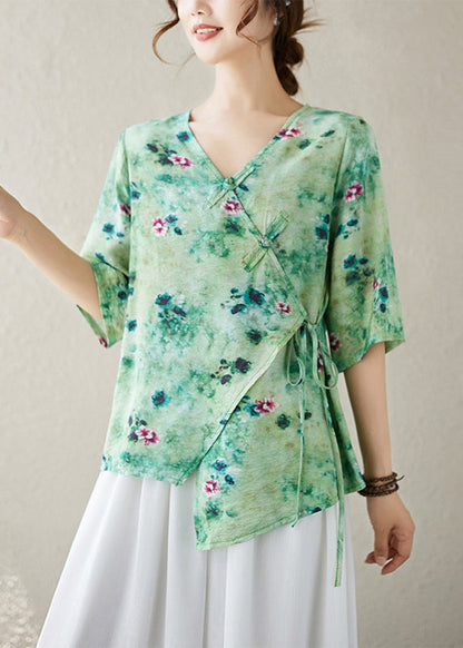 Classic Vintage Blouse with a Flattering Fit