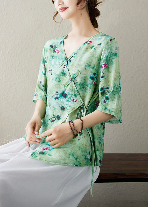 Classic Vintage Blouse with a Flattering Fit