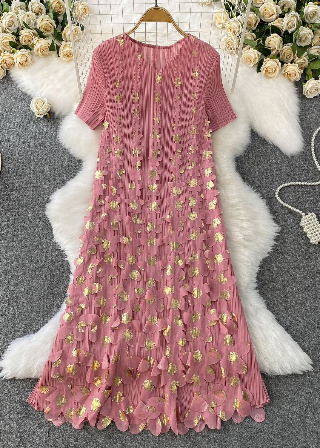 Effortlessly Elegant Dress with a Timeless Design