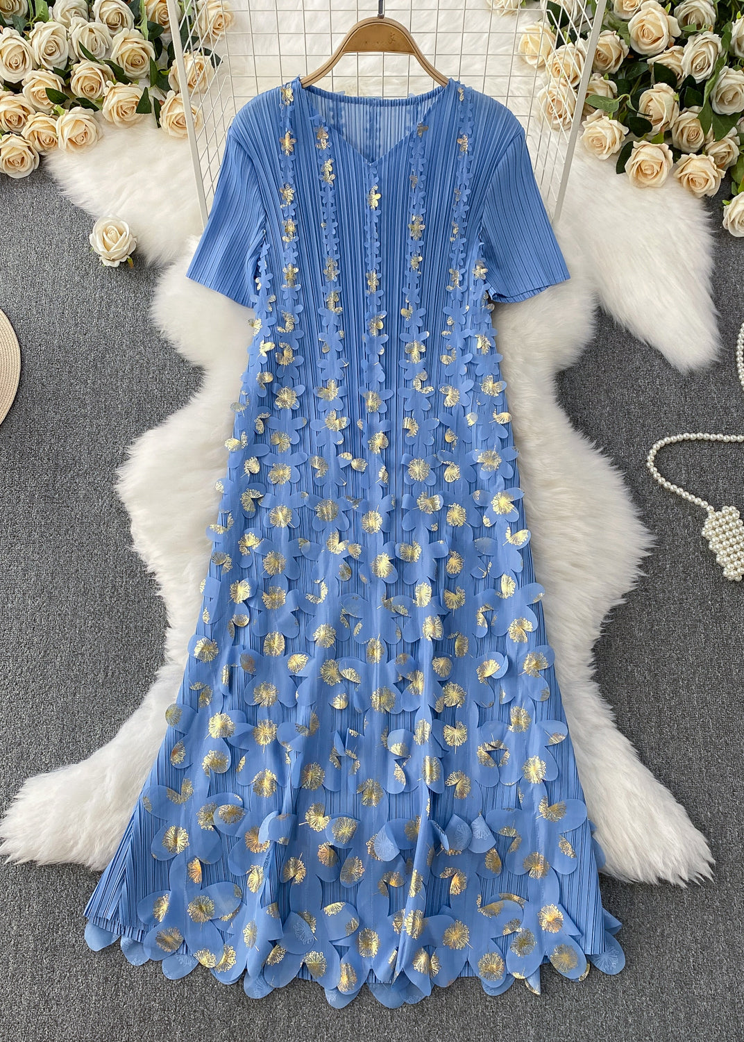 Effortlessly Elegant Dress with a Timeless Design
