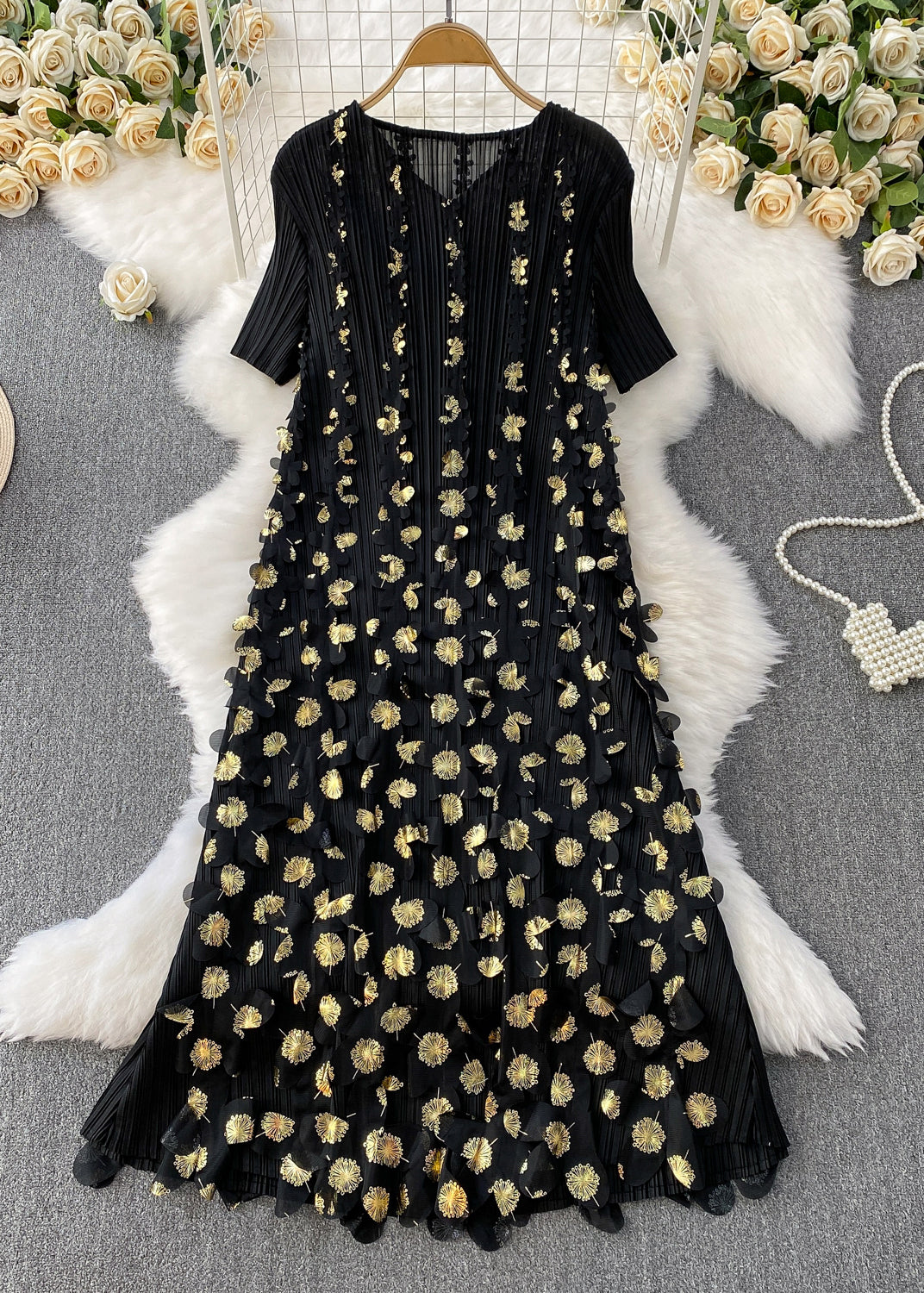 Effortlessly Elegant Dress with a Timeless Design