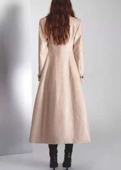 Well Tailored Coat with a Graceful Silhouette