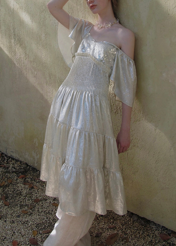 Effortlessly Elegant Dress with a Timeless Design