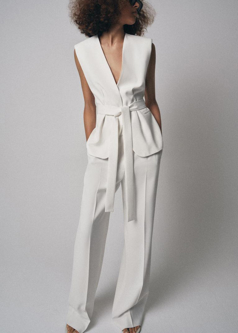 Effortlessly Elegant Pants with a Timeless Design
