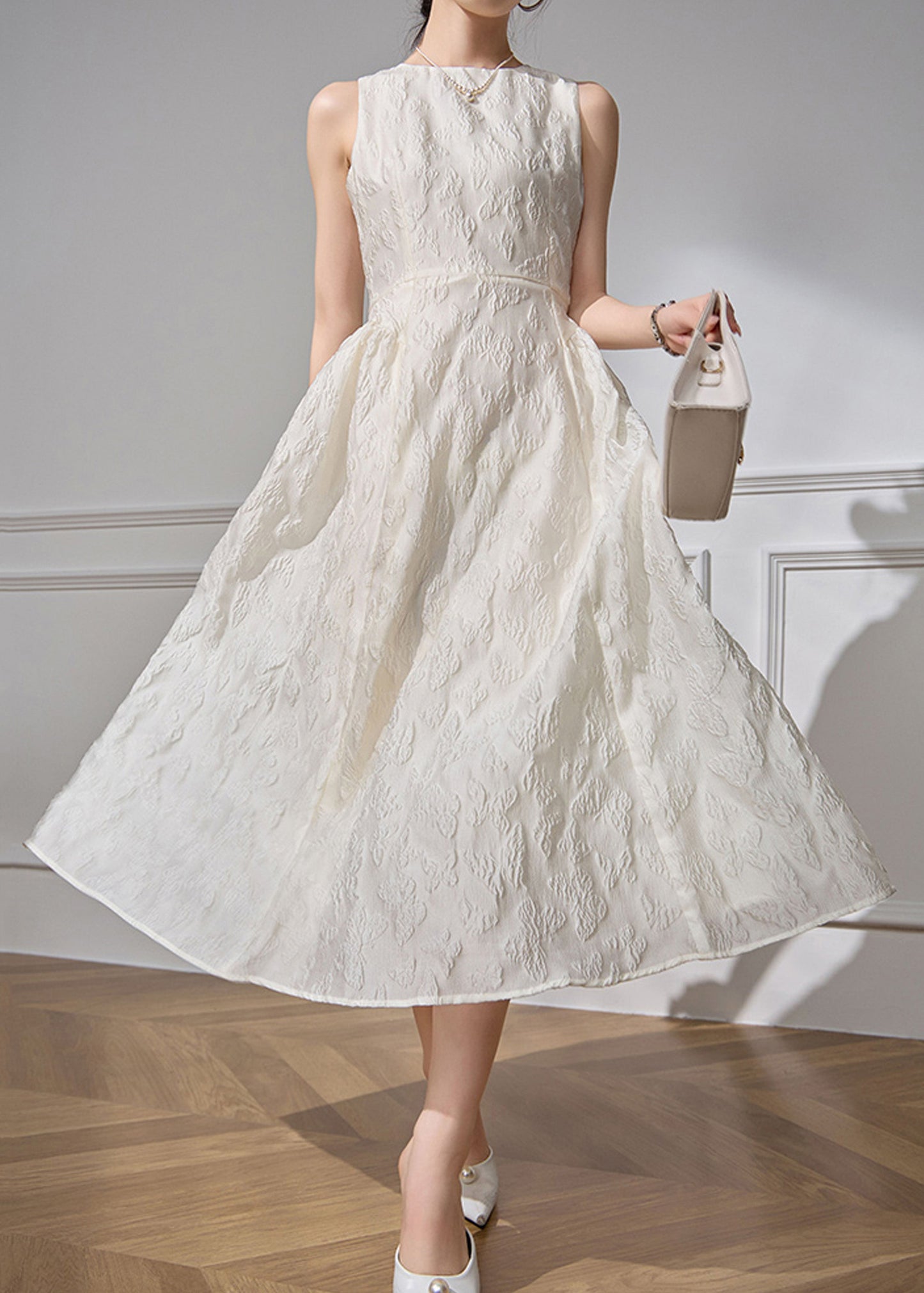 Well Tailored Dress with a Graceful Silhouette