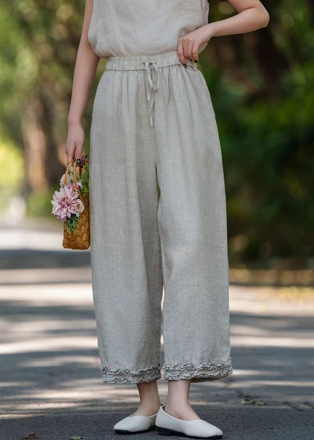 Effortlessly Elegant Pants with a Timeless Design