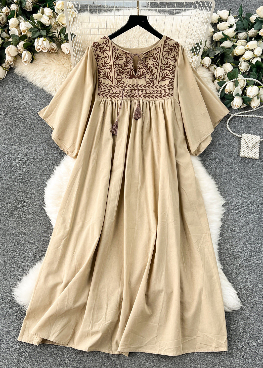 Effortlessly Elegant Dress with a Timeless Design