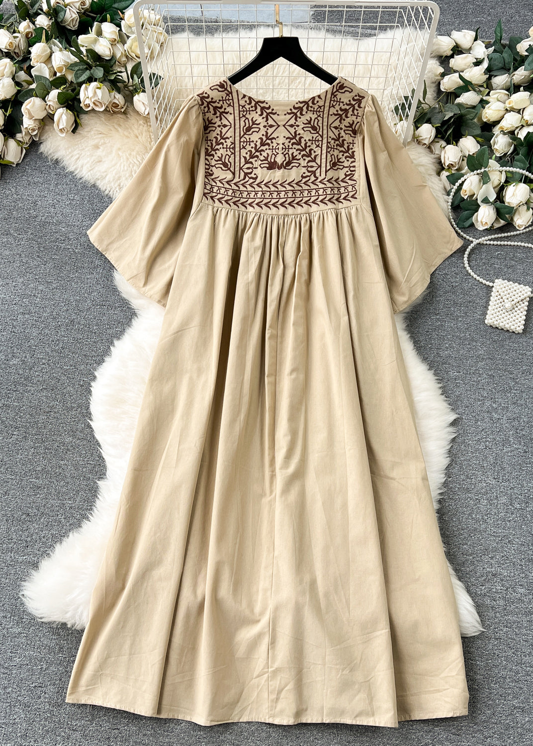 Effortlessly Elegant Dress with a Timeless Design