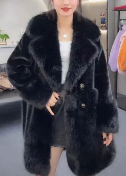 Well Tailored Coat with a Graceful Silhouette