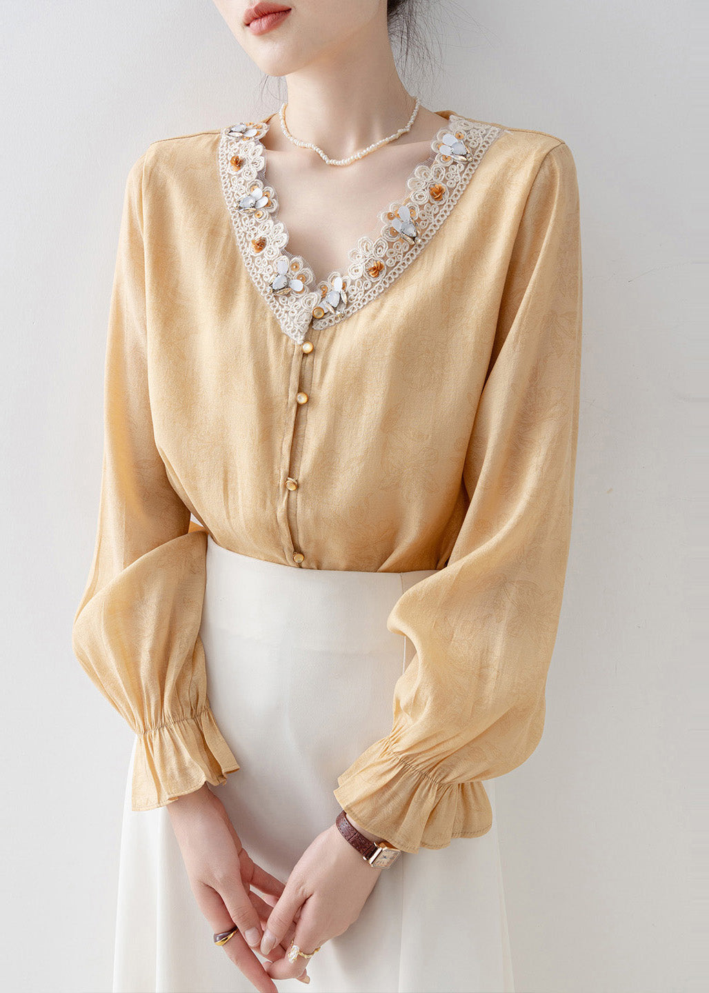 Effortlessly Elegant Blouse with a Timeless Design